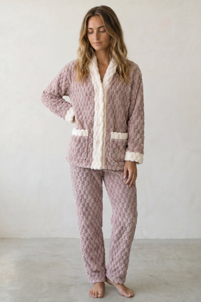 Kuschel-Schlafanzug mit Creme-Paspel, dichte Waffelstruktur aus Kuschelfleece, Winter-Pyjama für Damen, Vorderansicht