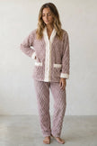 Kuschel-Schlafanzug mit Creme-Paspel, dichte Waffelstruktur aus Kuschelfleece, Winter-Pyjama für Damen, Vorderansicht