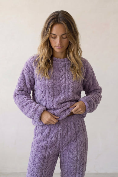Kuschel-Schlafanzug Violett, dichte Waffelstruktur aus Kuschelfleece, Winter-Pyjama für Damen zum Einkuscheln, Vorderansicht