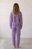 Kuschel-Schlafanzug Violett, dichte Waffelstruktur aus Kuschelfleece, Winter-Pyjama für Damen zum Einkuscheln, Rückansicht