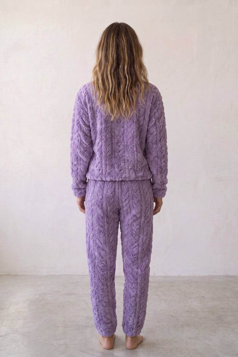 Kuschel-Schlafanzug Violett, dichte Waffelstruktur aus Kuschelfleece, Winter-Pyjama für Damen zum Einkuscheln, Rückansicht