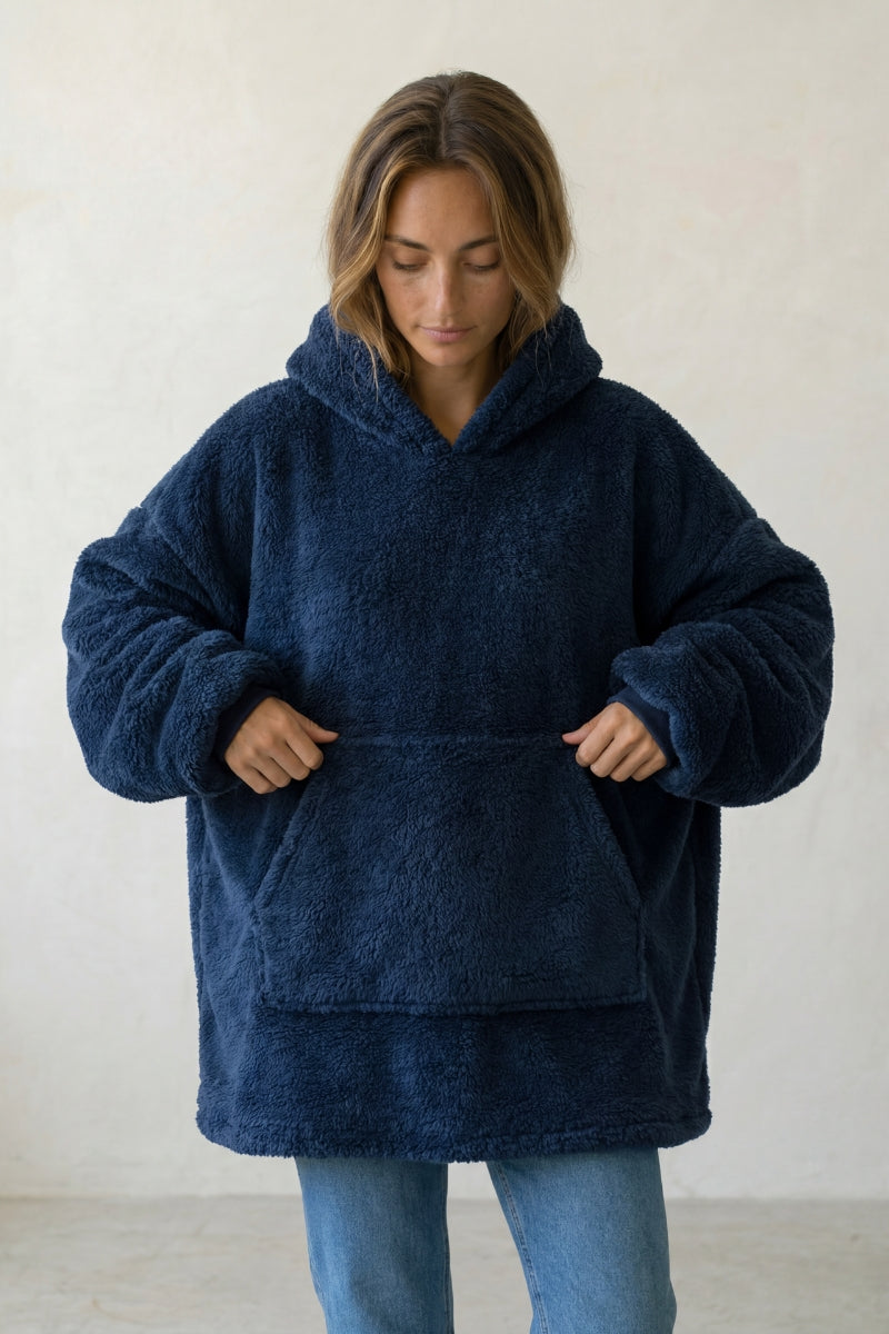 Kuscheldecke mit Ärmeln Marineblau, Oversize-Schnitt mit Kapuze, Kuscheldecke mit Ärmel zum Einkuscheln, Vorderansicht