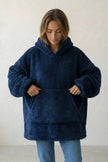 Kuscheldecke mit Ärmeln Marineblau, Oversize-Schnitt mit Kapuze, Kuscheldecke mit Ärmel zum Einkuscheln, Vorderansicht