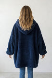 Kuscheldecke mit Ärmeln Marineblau, Oversize-Schnitt mit Kapuze, Kuscheldecke mit Ärmel zum Einkuscheln, Rückansicht