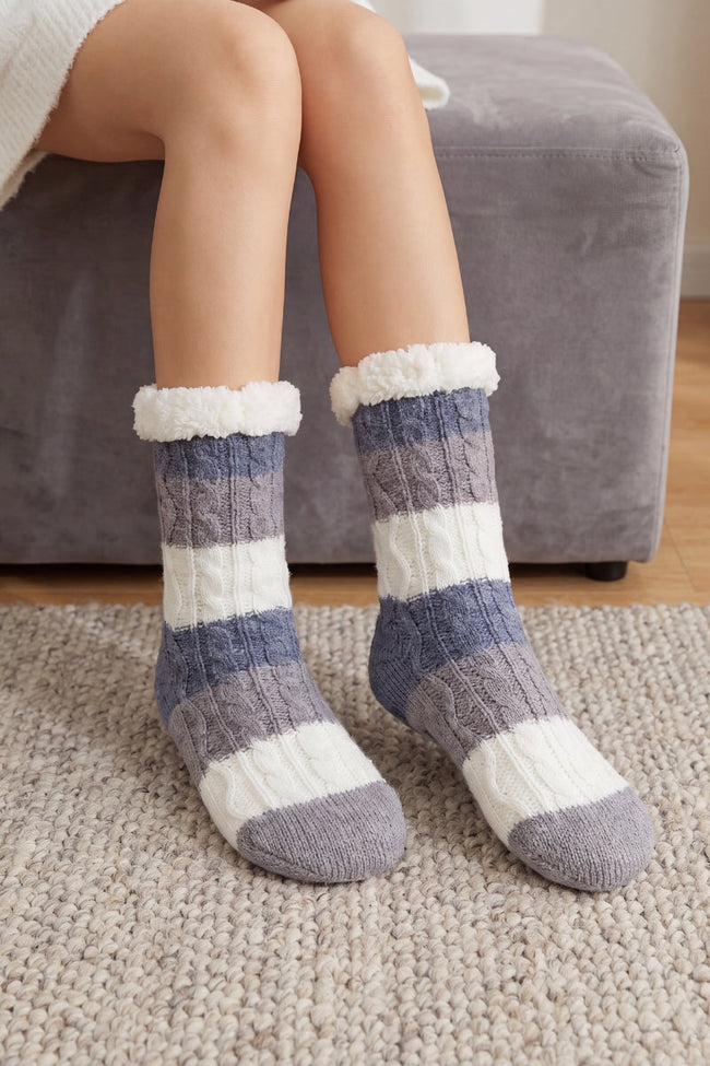 Kuschelsocken Zopfmuster, flauschiges Material, warme Kuschelsocken zum Einkuscheln, Vorderansicht