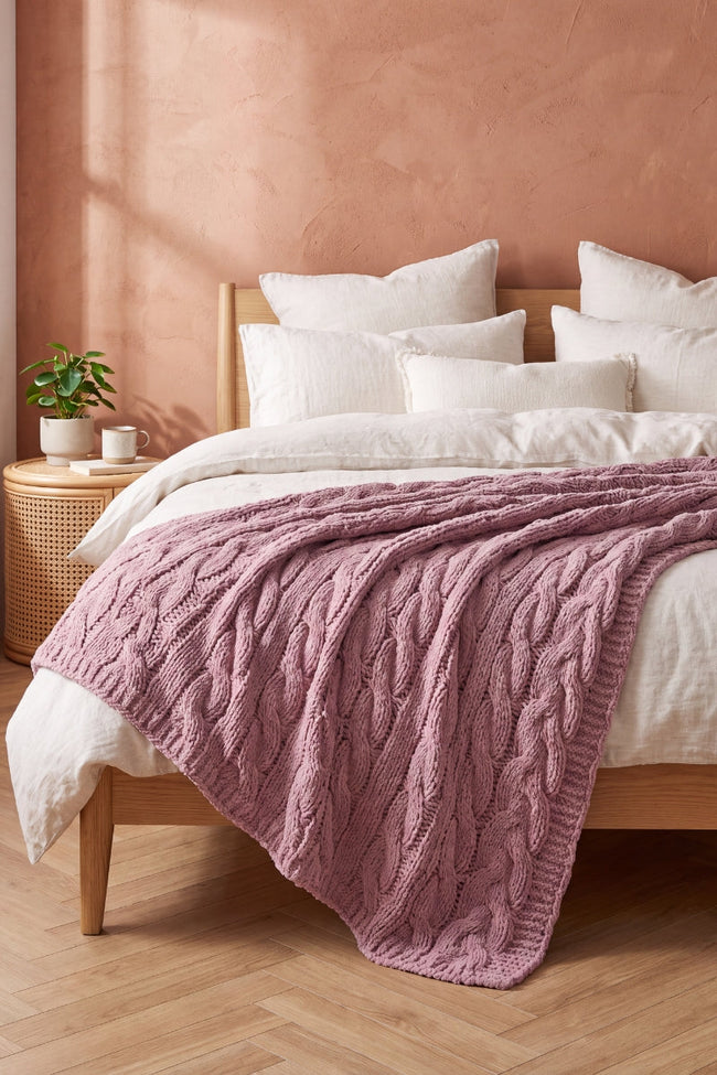 Schmusedecke Violett, flauschige Schmusedecke aus Kuschelfleece, warm und weich für gemütliche Abende auf dem Sofa