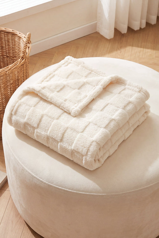 Plüschdecke Weiß, flauschige Plüschdecke aus Kuschelfleece, warm und weich für gemütliche Abende auf dem Sofa
