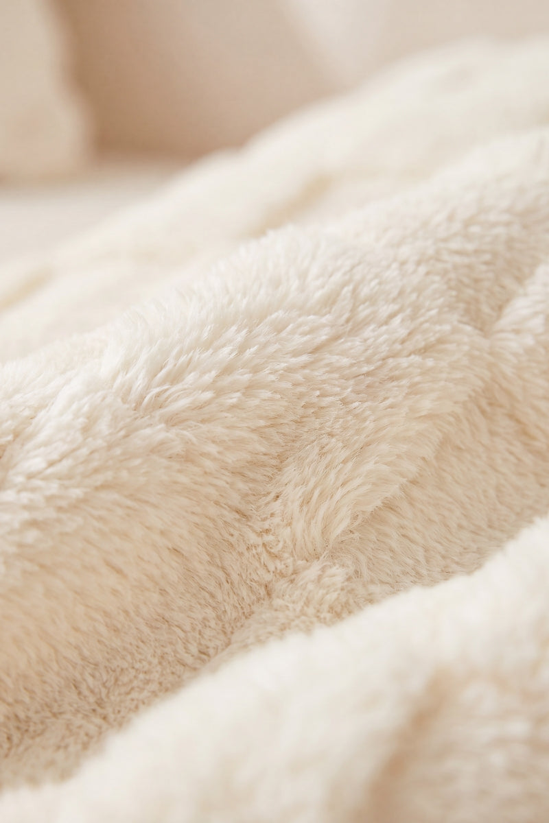 Plüschdecke Weiß, flauschige Plüschdecke aus Kuschelfleece, warm und weich für gemütliche Abende auf dem Sofa