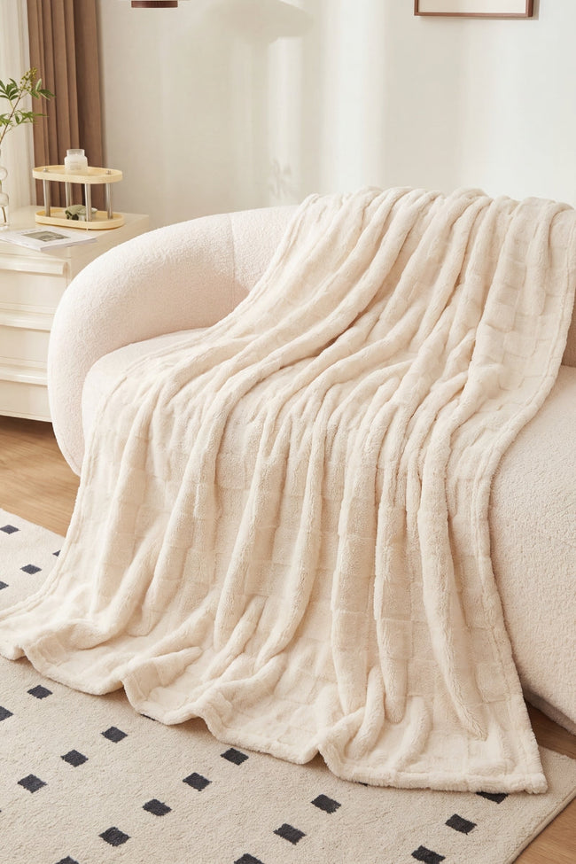Plüschdecke Weiß, flauschige Plüschdecke aus Kuschelfleece, warm und weich für gemütliche Abende auf dem Sofa