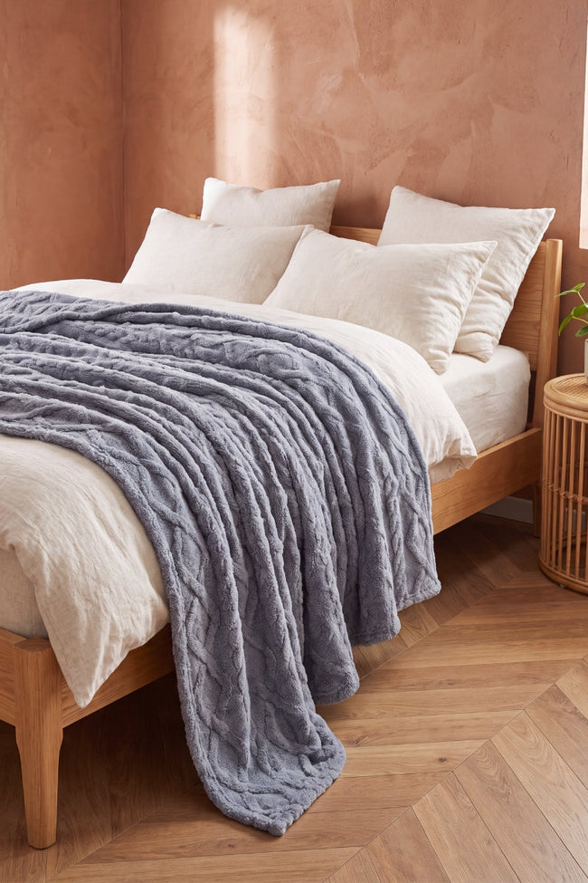 Fleecedecke Grau, flauschige Fleecedecke aus Kuschelfleece, warm und weich für gemütliche Abende auf dem Sofa