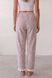 Schlafhose Bommel Mauve, weicher Gummibund, Pyjamahose für Damen zum Einkuscheln, Rückansicht