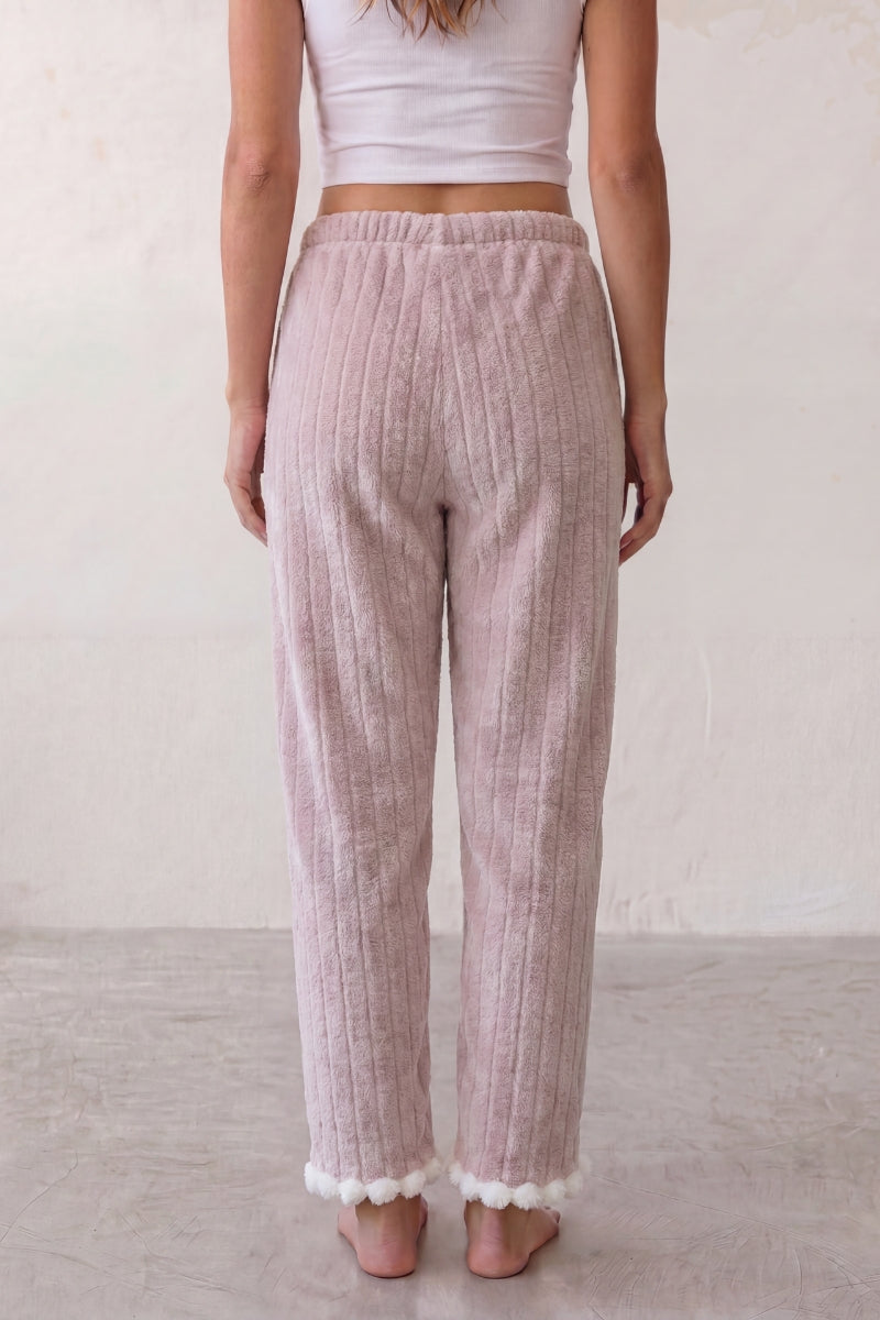 Schlafhose Bommel Mauve, weicher Gummibund, Pyjamahose für Damen zum Einkuscheln, Rückansicht