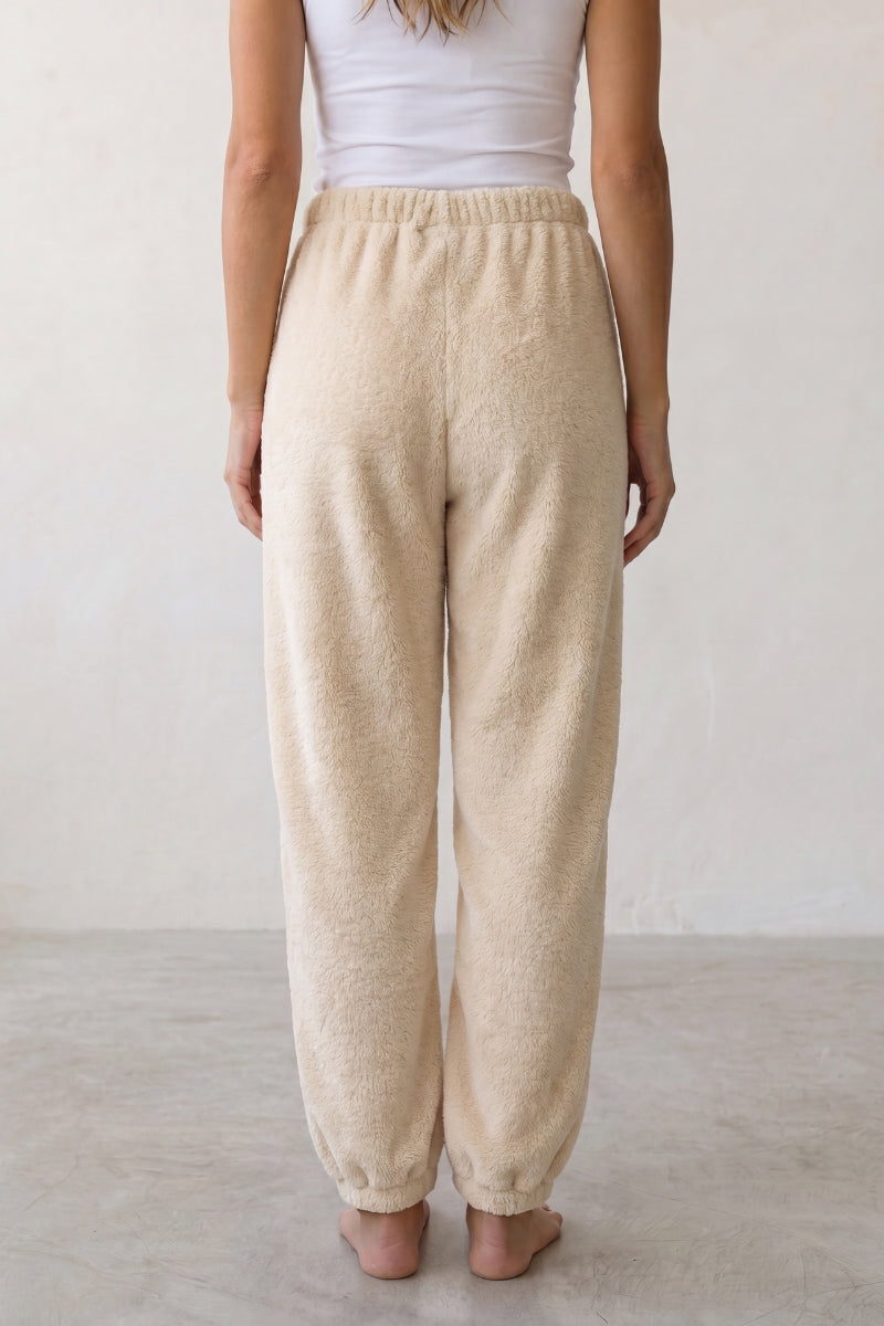 Schlafhose Fleece Ecru, weicher Gummibund, Pyjamahose für Damen zum Einkuscheln, Detailansicht der Verarbeitung