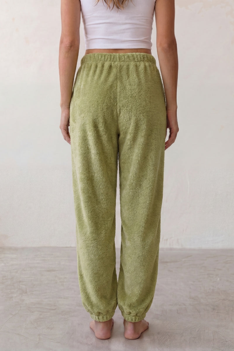 Schlafhose Fleece Khaki, weicher Gummibund, Pyjamahose für Damen zum Einkuscheln, Detailansicht der Verarbeitung