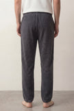 Schlafhose Kuschelfleece Anthrazit Herren, weicher Gummibund, Pyjamahose für Herren zum Einkuscheln, Rückansicht