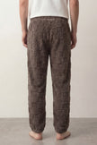 Schlafhose Kuschelfleece Braun Herren, weicher Gummibund, Pyjamahose für Herren zum Einkuscheln, Rückansicht