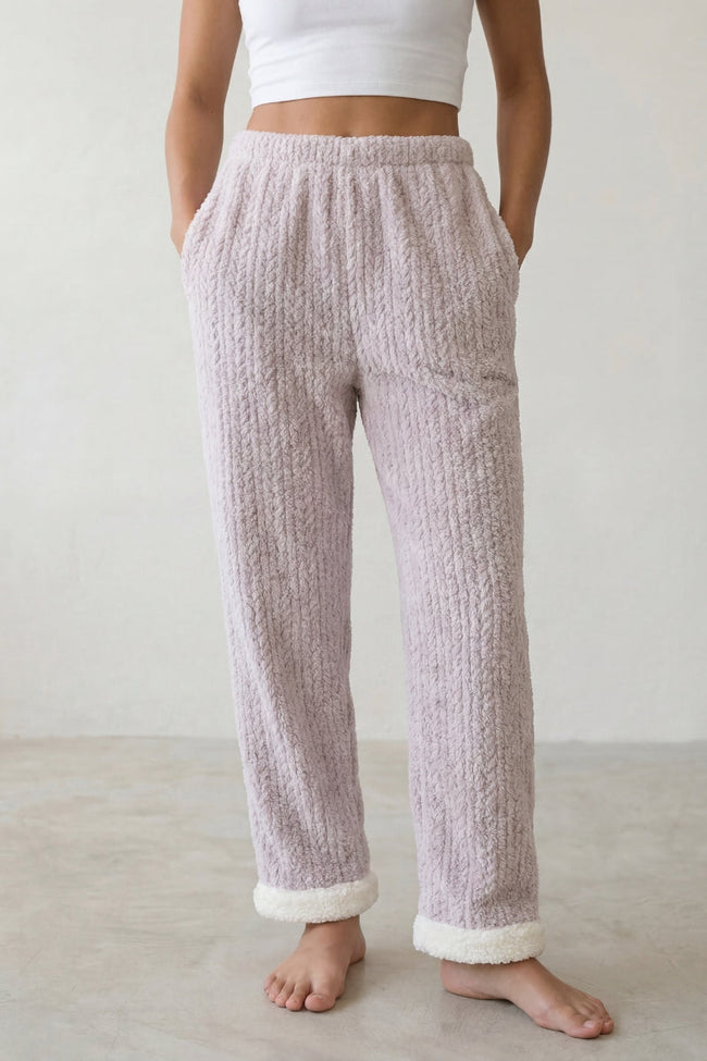 Schlafhose Kuschelfleece Flieder, weicher Gummibund, Pyjamahose für Damen zum Einkuscheln, Vorderansicht