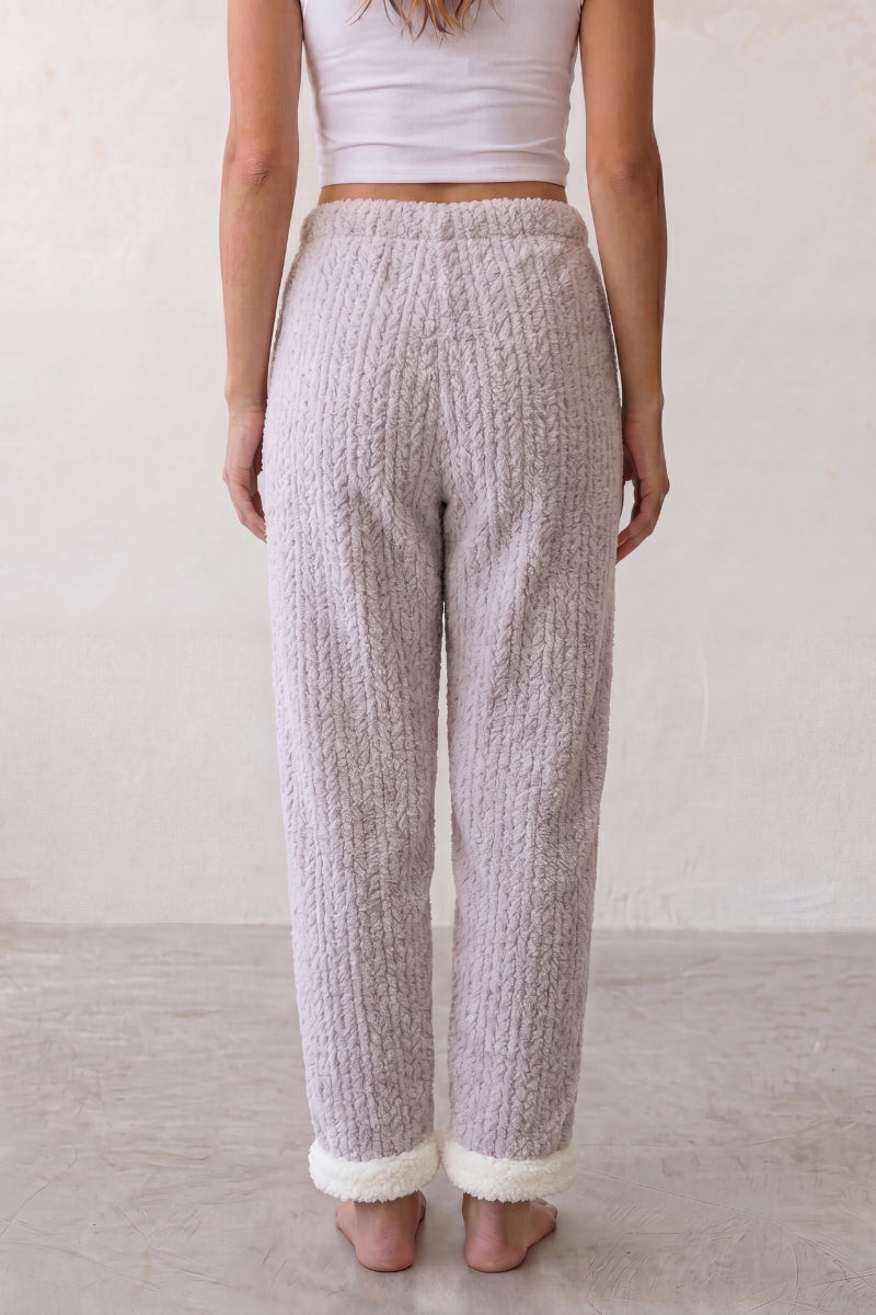 Schlafhose Kuschelfleece Flieder, weicher Gummibund, Pyjamahose für Damen zum Einkuscheln, Detailansicht der Verarbeitung