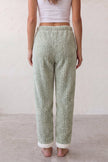 Schlafhose Kuschelfleece Salbeigrün, weicher Gummibund, Pyjamahose für Damen zum Einkuscheln, Rückansicht