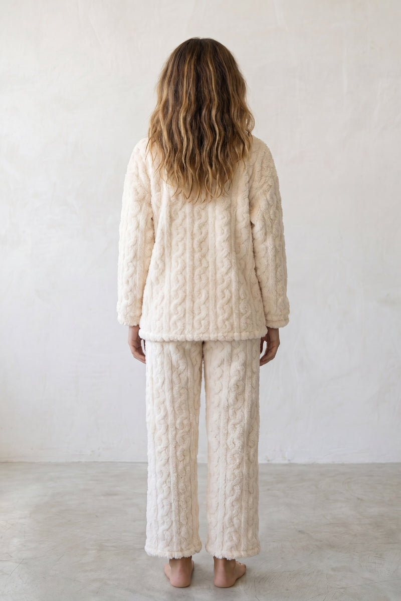 Warmer Schlafanzug Creme mit Bärchen, dichte Waffelstruktur aus Kuschelfleece, Winter-Pyjama für Damen, Rückansicht