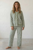 Warmer Schlafanzug Herzen Salbeigrün, dichte Waffelstruktur aus Kuschelfleece, Winter-Pyjama für Damen, Vorderansicht