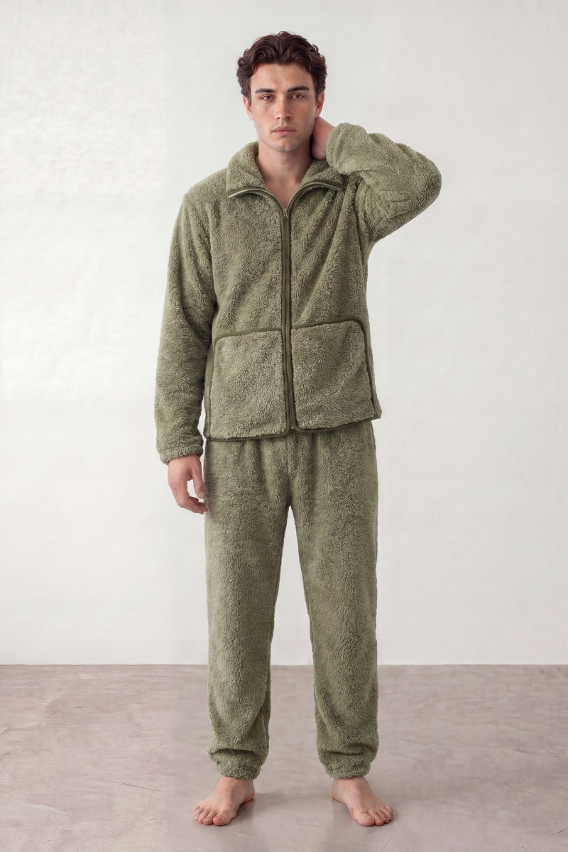 Warmer Schlafanzug Khaki Herren, dichtes Kuschelfleece, Winter-Pyjama für Herren zum Einkuscheln, Vorderansicht