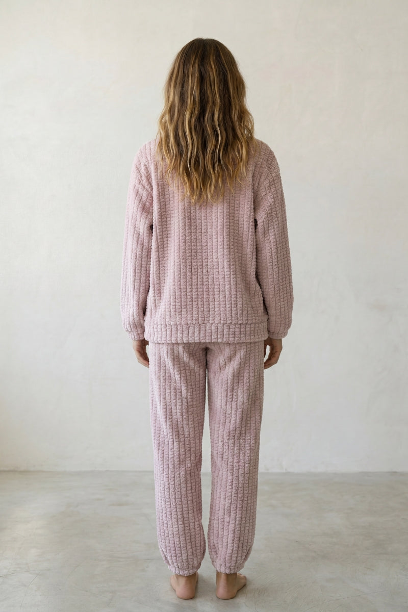 Warmer Schlafanzug Mauve Gerippt, dichte Waffelstruktur aus Kuschelfleece, Winter-Pyjama für Damen, Detailansicht der Verarbeitung