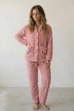 Warmer Schlafanzug Rosa mit Bärchen, dichte Waffelstruktur aus Kuschelfleece, Winter-Pyjama für Damen, Vorderansicht