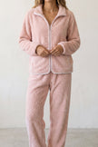 Warmer Schlafanzug Rosé mit weißer Paspel, dichte Waffelstruktur aus Kuschelfleece, Winter-Pyjama für Damen, Detailansicht der Verarbeitung