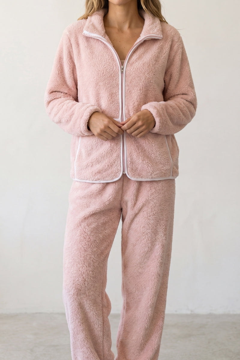 Warmer Schlafanzug Rosé mit weißer Paspel, dichte Waffelstruktur aus Kuschelfleece, Winter-Pyjama für Damen, Detailansicht der Verarbeitung