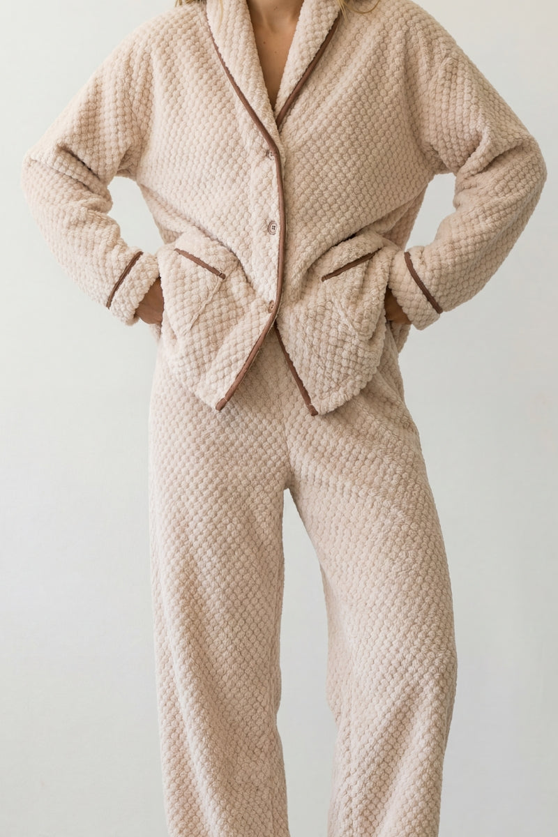 Warmer Schlafanzug Schalkragen Sandbeige, dichte Waffelstruktur aus Kuschelfleece, Winter-Pyjama für Damen, Rückansicht