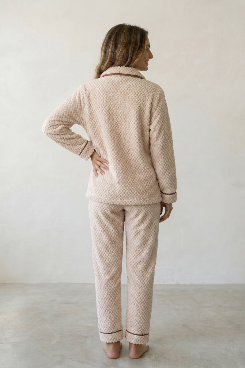 Warmer Schlafanzug Schalkragen Sandbeige, dichte Waffelstruktur aus Kuschelfleece, Winter-Pyjama für Damen, Detailansicht der Verarbeitung
