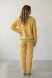 Warmer Schlafanzug V-Ausschnitt Senfgelb, dichte Waffelstruktur aus Kuschelfleece, Winter-Pyjama für Damen, Rückansicht