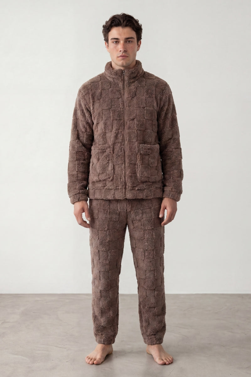 Winter-Schlafanzug Braun Herren, dichtes Kuschelfleece, Winter-Pyjama für Herren zum Einkuscheln, Vorderansicht