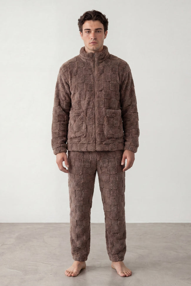 Winter-Schlafanzug Braun Herren, dichtes Kuschelfleece, Winter-Pyjama für Herren zum Einkuscheln, Vorderansicht