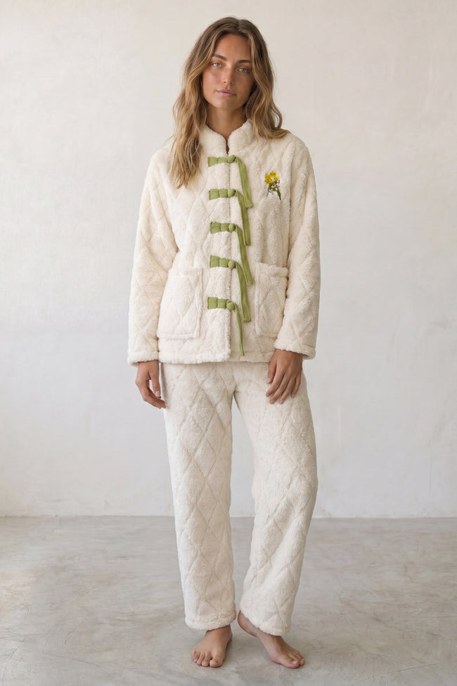 Winter-Schlafanzug Creme mit Froschverschlüssen, dichte Waffelstruktur aus Kuschelfleece, Winter-Pyjama für Damen, Vorderansicht