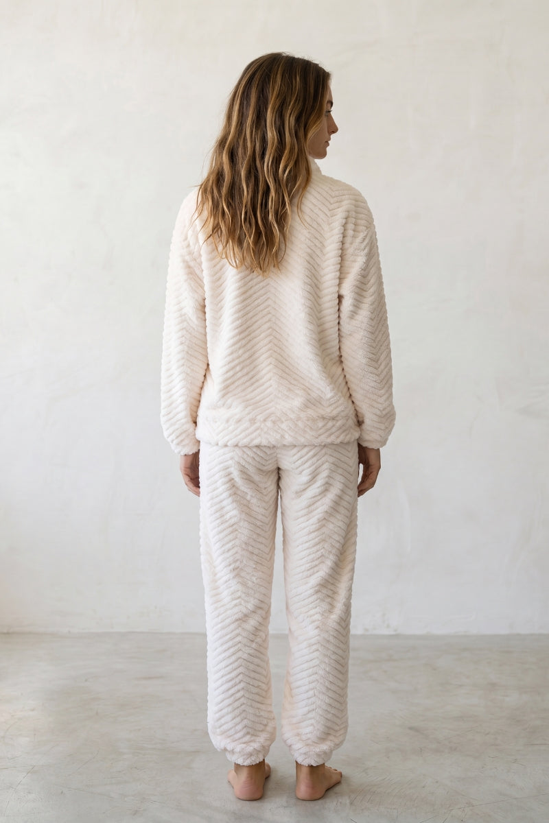 Winter-Schlafanzug Ecru-Rosé, dichte Waffelstruktur aus Kuschelfleece, Winter-Pyjama für Damen zum Einkuscheln, Rückansicht