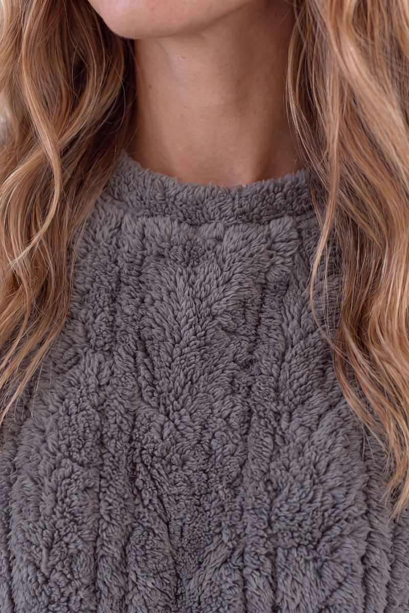 Winter-Schlafanzug Grau, dichte Waffelstruktur aus Kuschelfleece, Winter-Pyjama für Damen zum Einkuscheln, Rückansicht