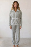 Winter-Schlafanzug Perlgrau, dichte Waffelstruktur aus Kuschelfleece, Winter-Pyjama für Damen zum Einkuscheln, Vorderansicht