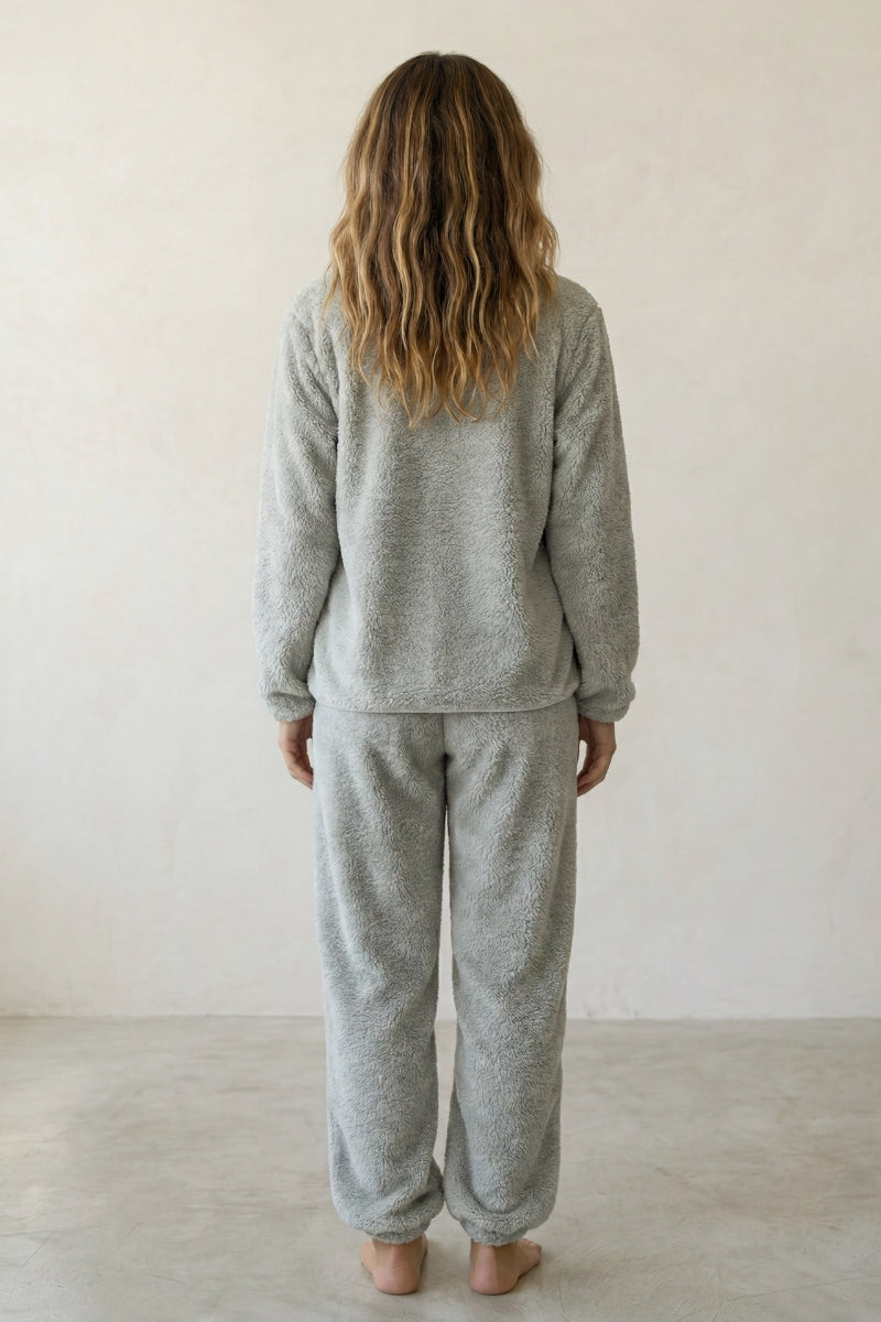 Winter-Schlafanzug Perlgrau, dichte Waffelstruktur aus Kuschelfleece, Winter-Pyjama für Damen zum Einkuscheln, Rückansicht