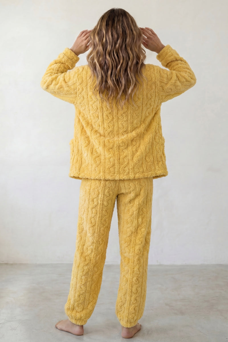 Winter-Schlafanzug Senfgelb Schalkragen, dichte Waffelstruktur aus Kuschelfleece, Winter-Pyjama für Damen, Rückansicht