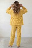 Winter-Schlafanzug Senfgelb Schalkragen, dichte Waffelstruktur aus Kuschelfleece, Winter-Pyjama für Damen, Rückansicht