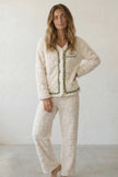 Winter-Schlafanzug V-Ausschnitt Creme, dichte Waffelstruktur aus Kuschelfleece, Winter-Pyjama für Damen, Vorderansicht