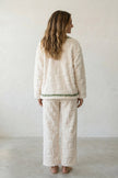 Winter-Schlafanzug V-Ausschnitt Creme, dichte Waffelstruktur aus Kuschelfleece, Winter-Pyjama für Damen, Rückansicht