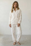 Winter-Schlafanzug Waffelstruktur Ecru, dichte Waffelstruktur aus Kuschelfleece, Winter-Pyjama für Damen, Vorderansicht