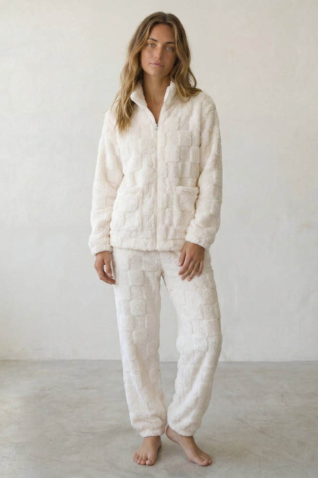 Winter-Schlafanzug Waffelstruktur Ecru, dichte Waffelstruktur aus Kuschelfleece, Winter-Pyjama für Damen, Vorderansicht