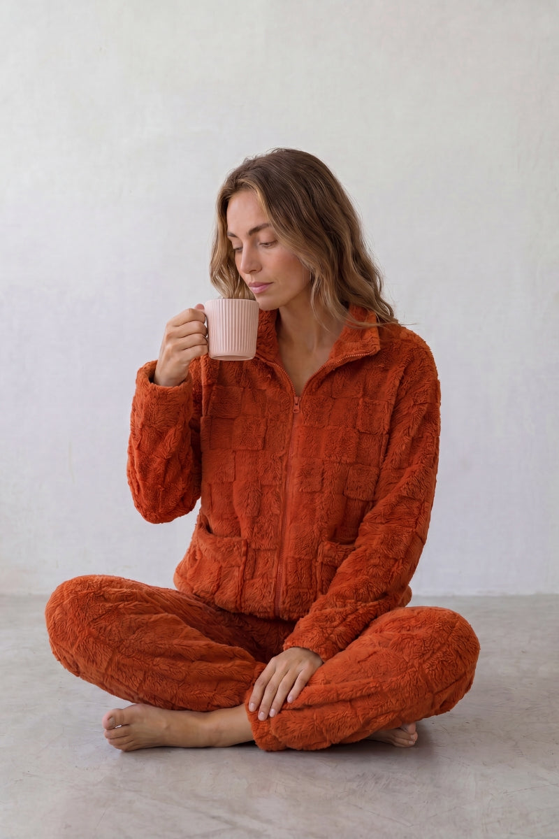 Winter-Schlafanzug Ziegelrot, dichte Waffelstruktur aus Kuschelfleece, Winter-Pyjama für Damen zum Einkuscheln, Vorderansicht