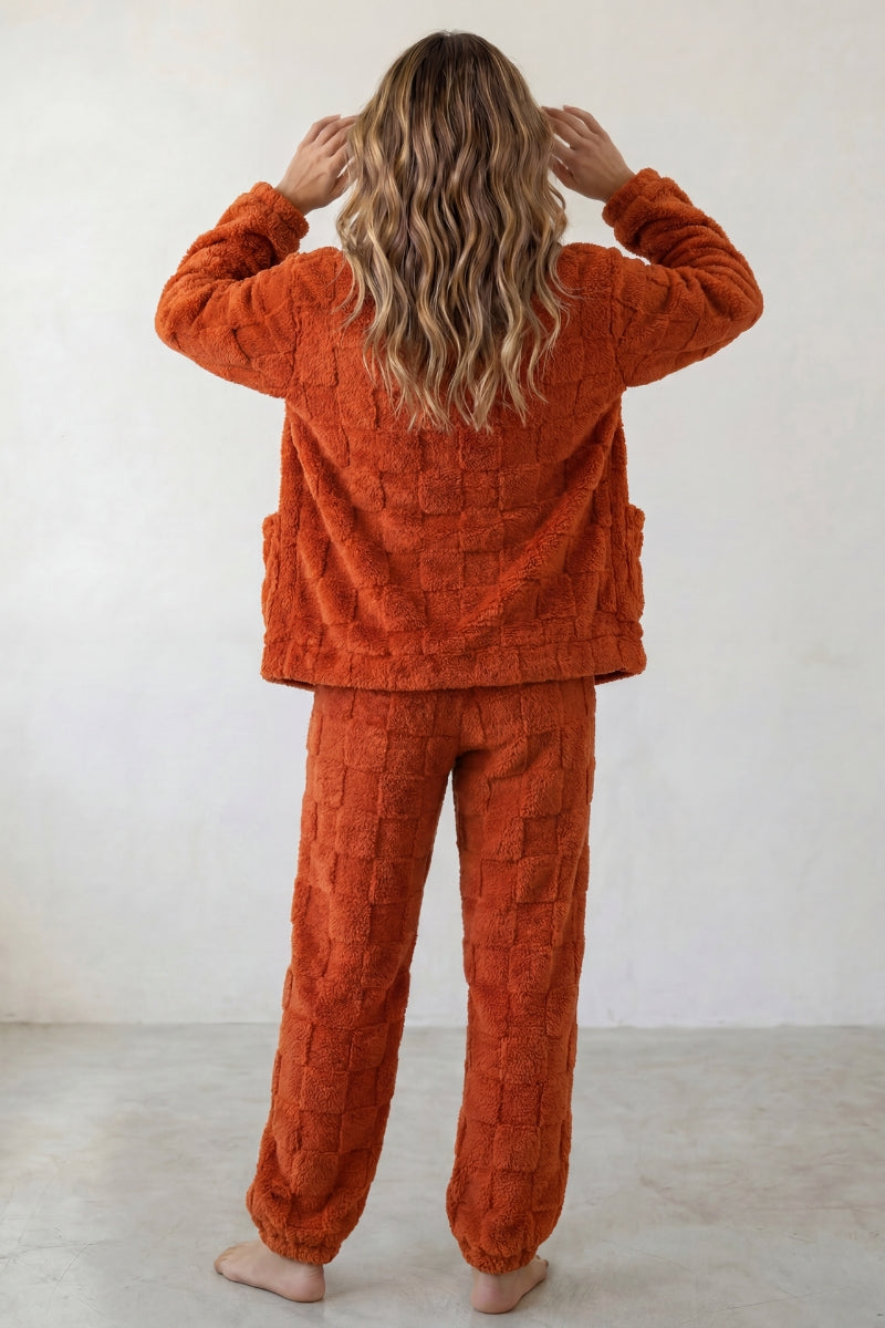 Winter-Schlafanzug Ziegelrot, dichte Waffelstruktur aus Kuschelfleece, Winter-Pyjama für Damen, Detailansicht der Verarbeitung