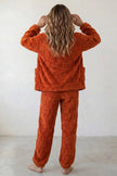 Winter-Schlafanzug Ziegelrot, dichte Waffelstruktur aus Kuschelfleece, Winter-Pyjama für Damen, Detailansicht der Verarbeitung